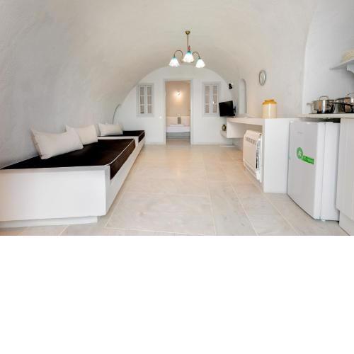 Charming Santorini Villa 1 Bedroom Family Room Wonderful Caldera Sea Views Close to City Centre Fira