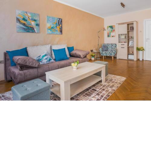 Charming Urban Retreat: Stylish 1BD Flat near NDK