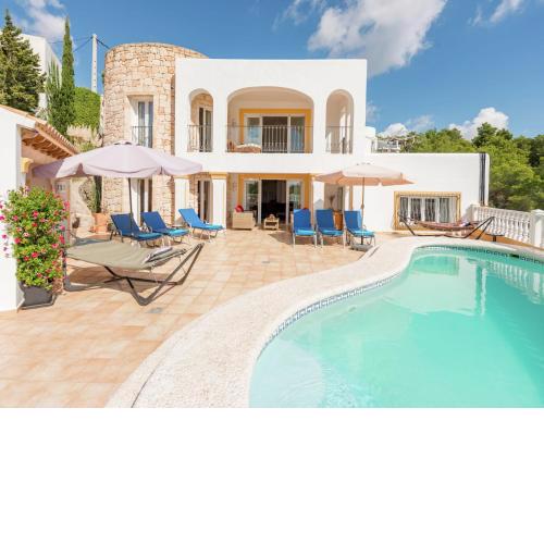 Charming villa in Cala Llonga with swimming pool