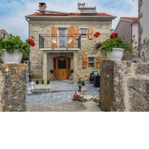 Charming Villa in Milohnici with Balcony