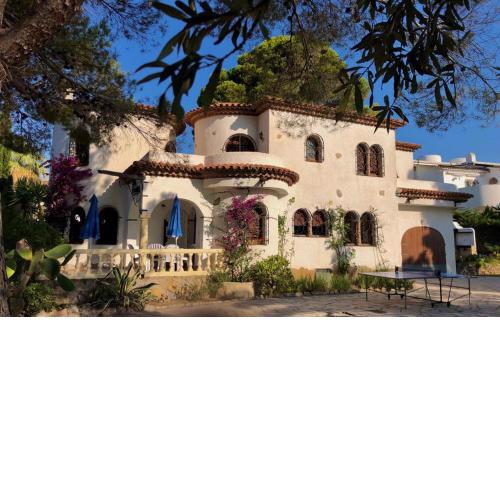 Charming villa just a few meters from the sea