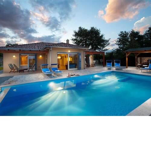 Charming villa with pool on the hill
