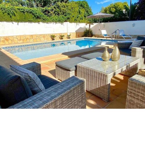 Charming villa with private swimming pool located 100 m from the sea