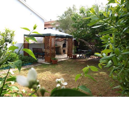 Cheap flat with big garden close to the beach