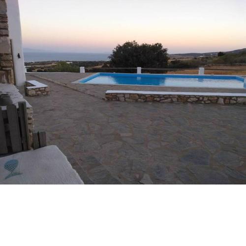 Cheerful 2 bedroom villa with pool.