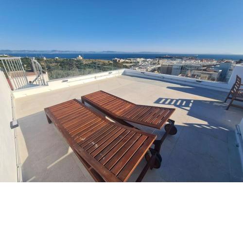 Cheerful 5-bedroom home with unique rooftop views