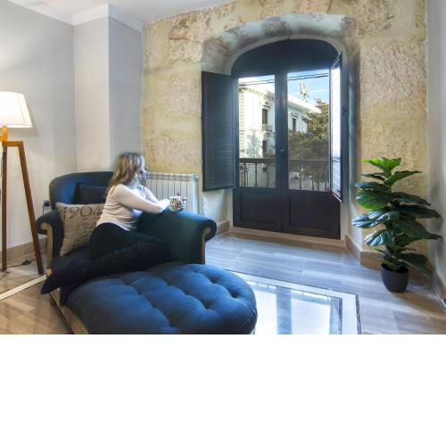 Chezmoihomes Town hall apartment