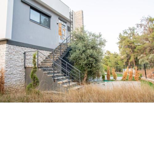Chic Flat w Garden 1 min to Milas Coast