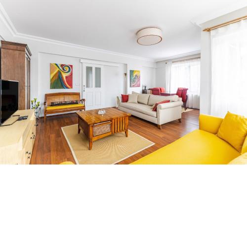 Chic Flat with Balcony Near Subway and Marmaray
