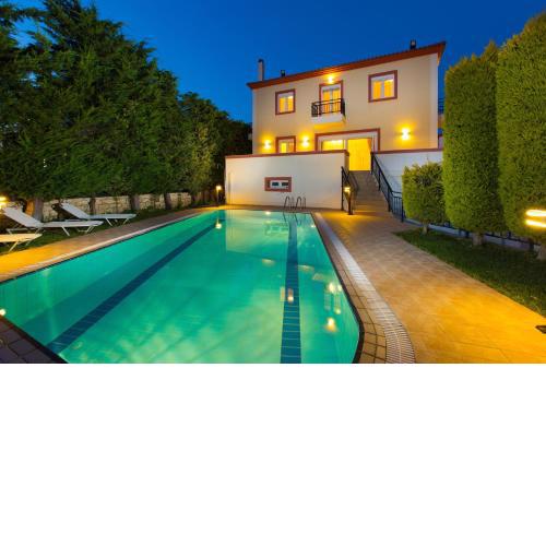 Christina Villas, walking distance to the beach, By ThinkVilla