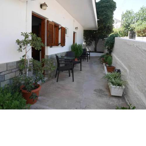 Chrysoula’s Welcoming Triple Room with Yard