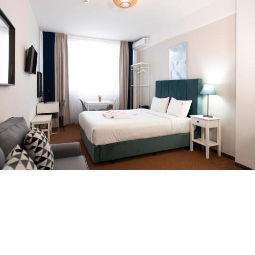 City Plaza Apartments & Rooms