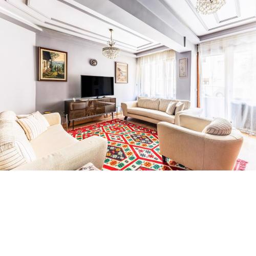 Classic Flat w Balcony 7 min to Capitol Mall