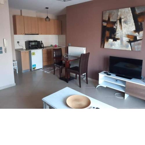 Εclectic Apartment 8fr (free parking)