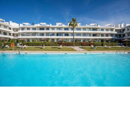 Close to Amenities 3 Bed/2 Bath Apartment in Estepona with Pool View!