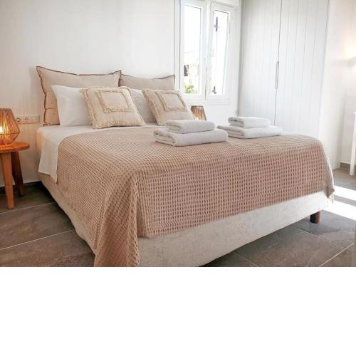 Close to the Beach Luxurious 2 Bedroom Suite with Balcony - Esencia Naxian Suites