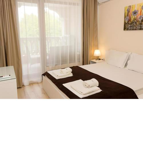 Coastal 1BD Flat with Pool & Parking