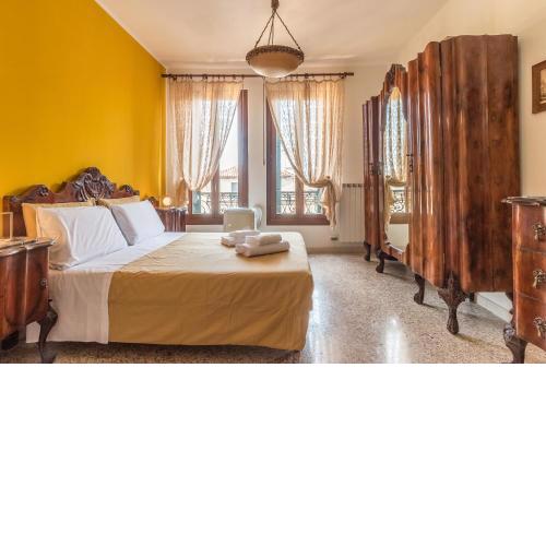 Colombina House close to the Train Station