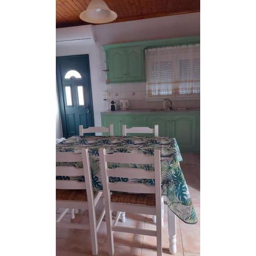 Colorful 2-bedroom house in Gaios