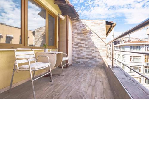 Colorful and Central Flat with Balcony in Kadikoy