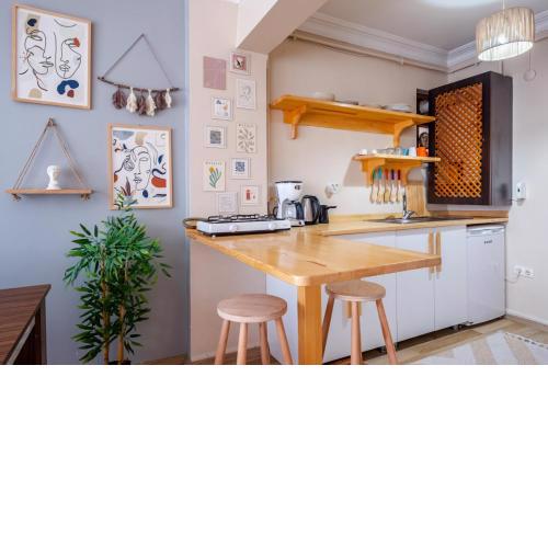 Colorful Modern Flat with City View 5-Min Walk to Istiklal Avenue in Beyoglu