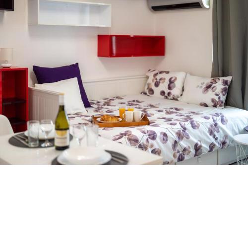 Colorful studio with balcony - Free Parking
