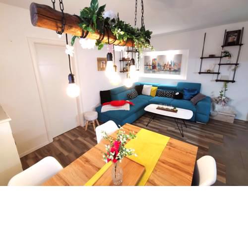COLORS APARTMENT SPLIT