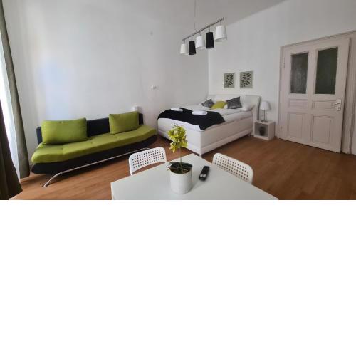Comfortable 2BR Apt. Central and Well Connected
