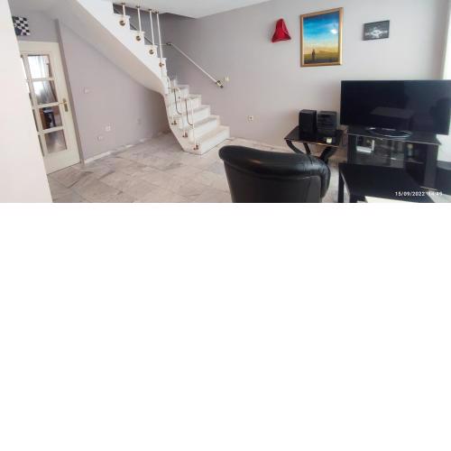 Comfortable and spacious penthouse with terrace near to the center