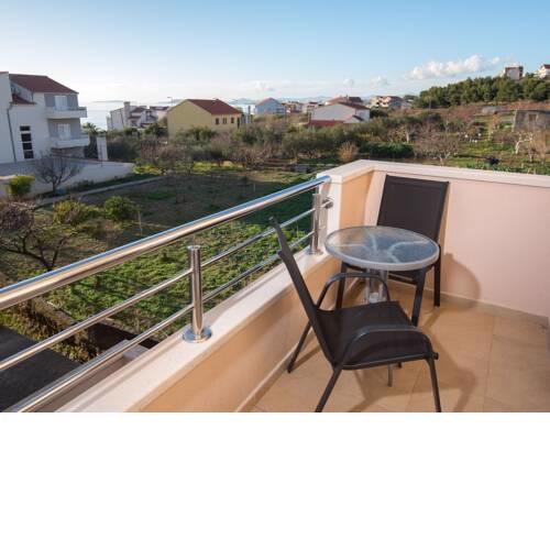 Comfortable Apartment in Podstrana with Garden and Terrace