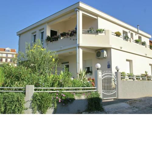 Comfortable Apartment near Sea in Trogir
