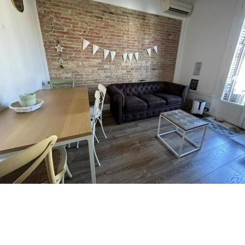 Comfortable room in shared apartment in L'Eixample
