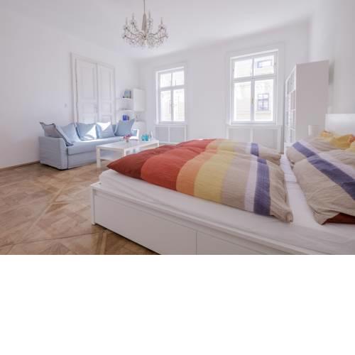 Comfortable room located in the first district!