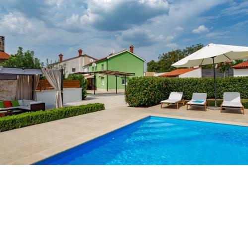 Comfortable Villa Deal with Private Pool and Fenced Garden