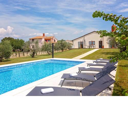 Comfortable Villa with Private Pool in Fazana