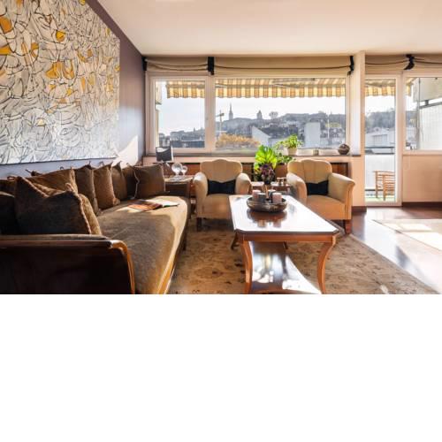 Comfy Artist's Studio with panoramic view in Castle District