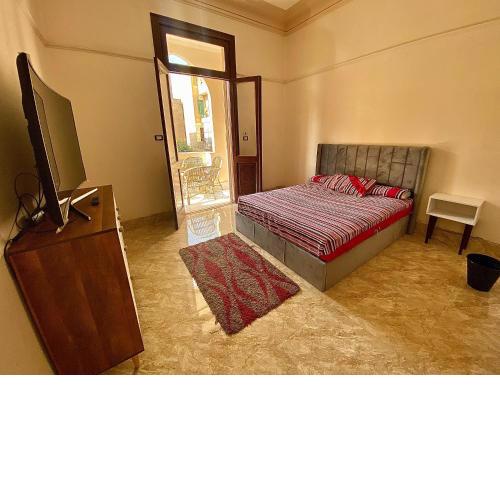 Comfy private room with big sunny balcony near cairo airport مكان مودرن للاقامة دقائق من مطار القاهرة الدولى