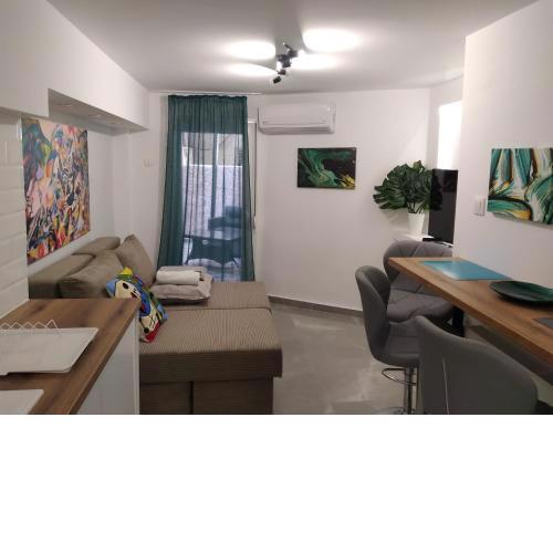 Comfy studio near White Tower