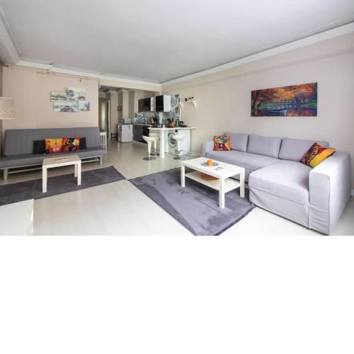 Compact & Bright 1BR in Central Taksim w View