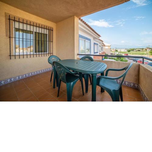 Con terraza y cerca de la playa