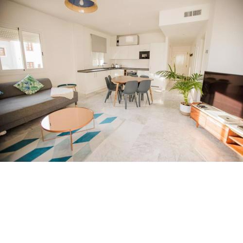 Contemporary Apartment across Marbella Club Hotel