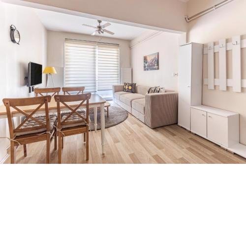 Convenient Flat with Balcony 7 min to Bull Statue