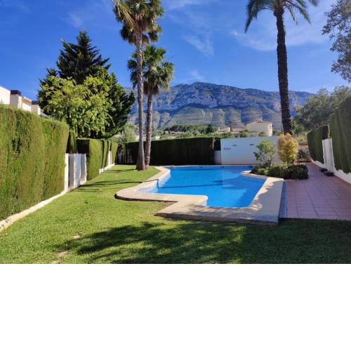 Coqueto adosado planta baja con pequeño jardín privado y salida a piscina