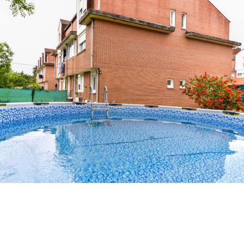 Coqueto apartamento con piscina y jardín