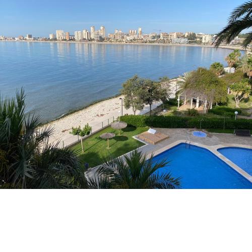 Coqueto apartamento sobre el mar
