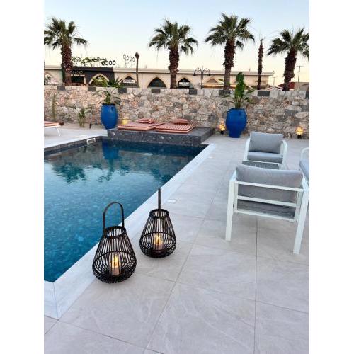 Cora May Central Villa with private pool 200m to the beach