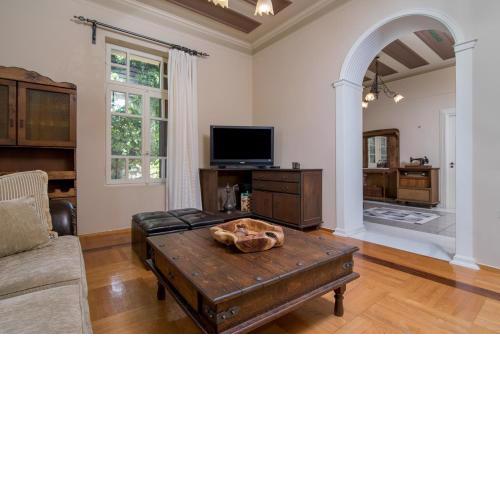 Cornelia’s Garden Historic home at Chania Center