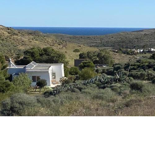 CORTIJO JUNTO AL MAR EN PARQUE NATURAL