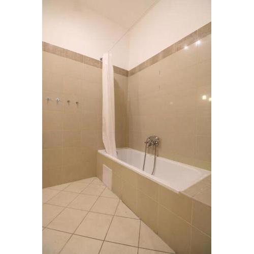 Cosy 1 Bedroom Apartment in Gozsdu Court