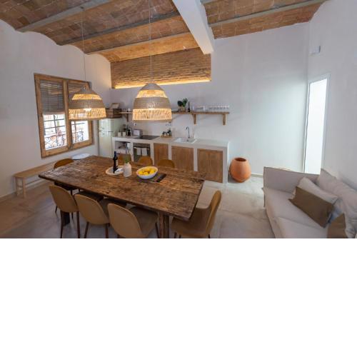 Cosy 4 bedroom house with private terrace